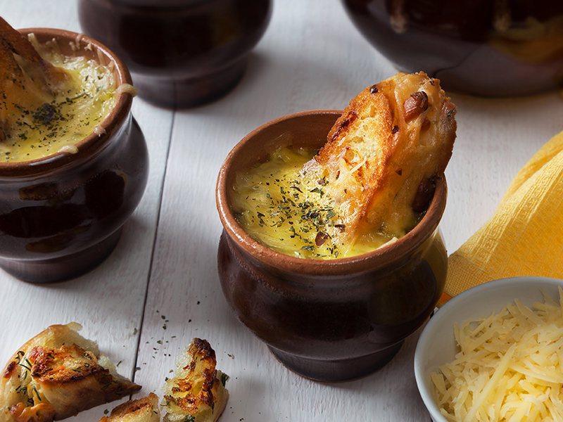SOPA DE CEBOLLA | La tradicional sopa francesa con queso y pan. 