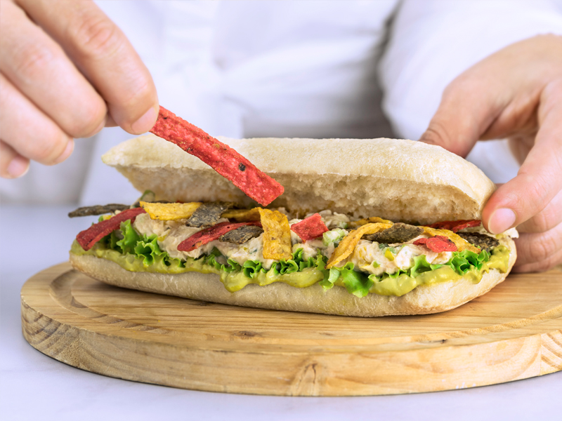 SÁNDWICH DE ENSALADA DE PAVO CON TORTITIRAS® ¡YAESTÁ!® | Aprovecha las sobras del pavo para hacer un delicioso sándwich con un crunch especial. 