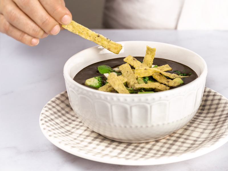 SOPA DE FRIJOL CON TORTITIRAS® ¡YAESTÁ!® | Un sabor delicioso con un crunch especial. 