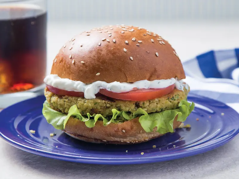 Hamburguesa de Garbanzo con Salsa Tahini
