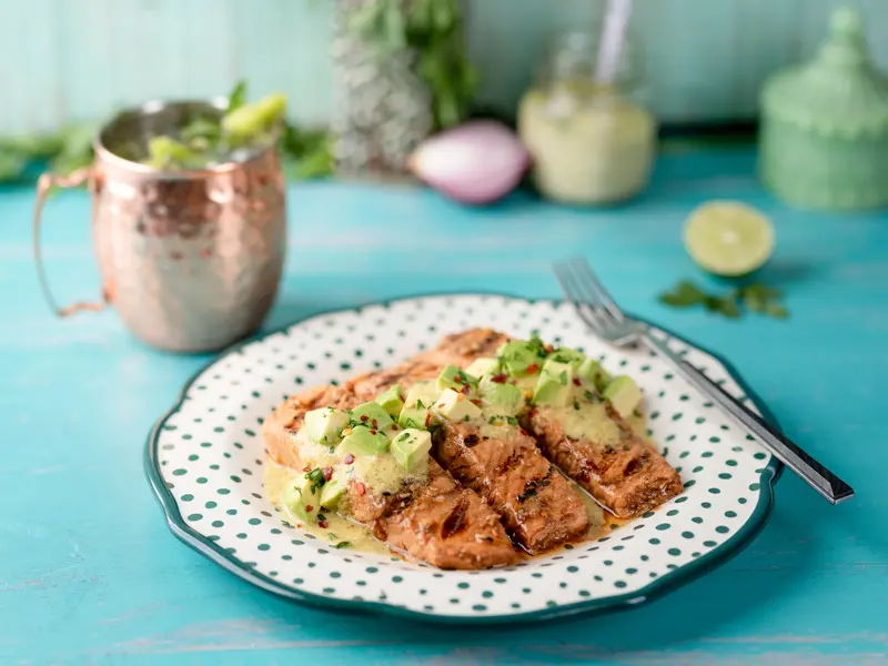 Salmón a la Parrilla con Salsa Verde de Aguacate
