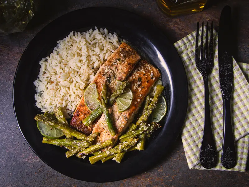 Salmón Horneado con Espárragos